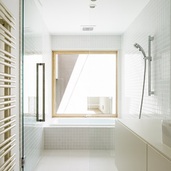 坪庭をのぞむバスルーム