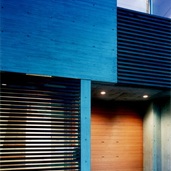 木製ルーバーと木製ガレージ扉