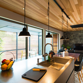 溶岩石でできた「ラバ・ストーン・タイル」がアクセントとなったLDK