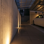 床に埋め込まれた照明で演出されたアプローチ
