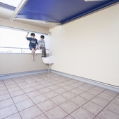 開放感抜群なバルコニー。ブルーのオーニングも印象的。