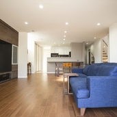 青いソファが印象的。ゆったりと展開するLDK