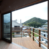 リビングからつながるバルコニーと西側の眺望