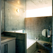 コンクリート打放しの洗面と浴室