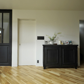 オーダーのアイアンシェルフが引き立つＬＤＫ