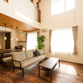 スキップフロアと吹抜けが家族の気配と光を運んでくれる家