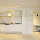 背景に馴染む白いキッチン