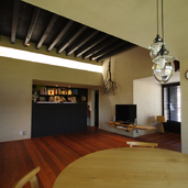 居場所は自在、リビングを中心に多様で居心地の良い居場所。