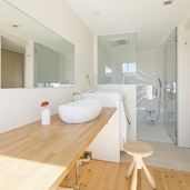 奥様も大満足の家事室にもなるサニタリー