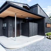 経年美を愉しむ焼杉板の平屋