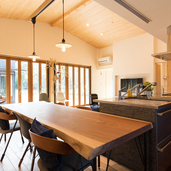 天井高3.4mの広々リビング