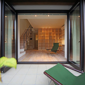 テラスから書斎を望む