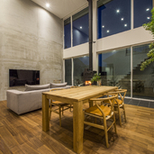 照明で表情を変える素材