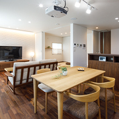 ウォールナットと白い壁でまとめたリビングダイニング。