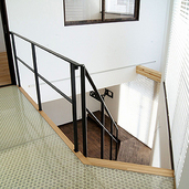 ＦＲＰハニカムコアを採用した廊下