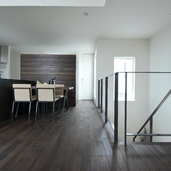 スチール手すりが空間をシャープに