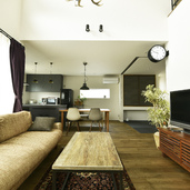 鹿角のシャンデリアがインパクト大のリビング吹き抜け