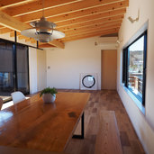 中山道 白雨の家　中庭をのぞむことのできるリビング