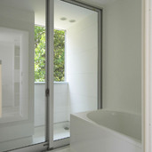 緑が見える浴室