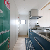 ビビットなカラーでカジュアル感を演出