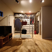 個性的な寝室のウォークインクローゼット