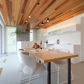 家族の集いを楽しむキッチン