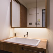 あえて小口を見せた洗面収納