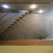 室内縁側の家 La Casa Intorno del Patio -by mcja