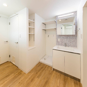 モザイクタイルがエレガントな、猫と住む洗面所