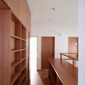 収納＆ギャラリーとしての２階の廊下