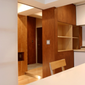 ダイニングからエントランスを見る