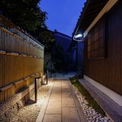 アプローチ部分の外観夜景