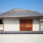 日本瓦と漆喰調の外壁