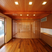 リビングルームとダイニングキッチンの間に格子戸