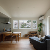 公園の桜を一望できる横長な開口を設けた約17帖のLDK。