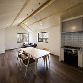 天井も木貼りの落ち着いたLDK