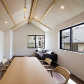 桜を愛でる窓のあるリビングダイニング