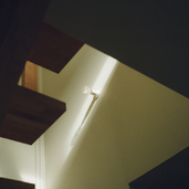 階段室に差し込む自然光