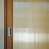 透け感のある間仕切りの建具