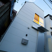10坪の敷地に建つ。スキップフロアがキャットタワーになるこだわりの狭小住宅