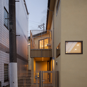 北側外観夕景「斜め40do猫の家」