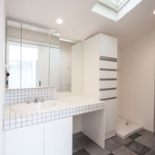 湘南・藤沢市長後の中庭のある2世帯住宅 グリーン、緑と暮らす　2階洗面