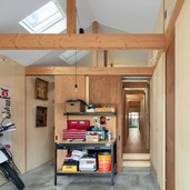 斜めに張り出した庇を防火壁とすることで、準防火地域にありながら開放的な設えを実現しています。