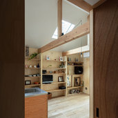 居間の奥にミニキッチンを備えたお母さまの部屋。トイレ・風呂・洗面と最短の動線でつないでいます。