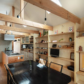 シンプルな木架構。登り梁形式を避けてコストを圧縮。建具は枠を回さず、梁に直接留めた鋼材をレールとして使用しています。