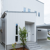 白いガルバリウム鋼板の外観