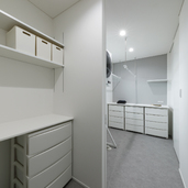 ランドリールームと引戸で仕切れる脱衣室