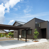 ブラウンの金属サイディングを使った外観