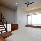 視線を受け止める石の壁