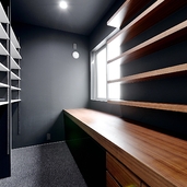 リビング前のテラスに隣接する書斎スペース